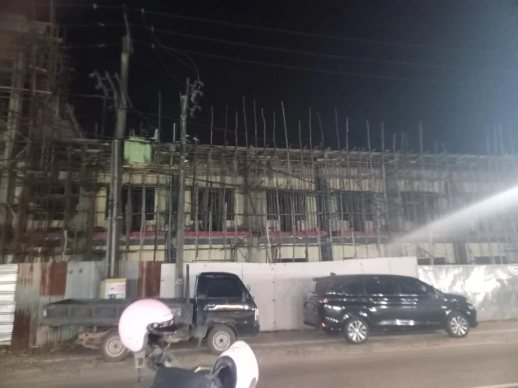 Tampak bangunan Hotel Sabrina di kawasan Alun-alun Kota Pangkalpinang yang sedang dalam proses renovasi,yang diduga sebagai aset TPPU dalam kasus korupsi timah.(Foto Istimewa)