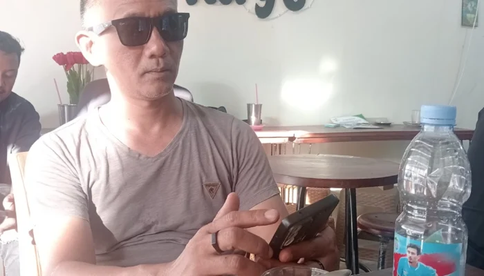 Tom Babelhebat: Kopi Pahit di Negeri yang Alergi Kritik