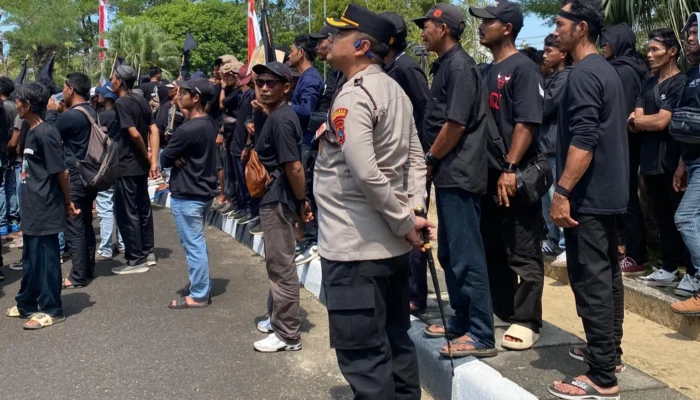 Kapolres Basel Kawal Aksi Damai Tolak Perusahaan HTI dan PT HLR ke DPRD Babel