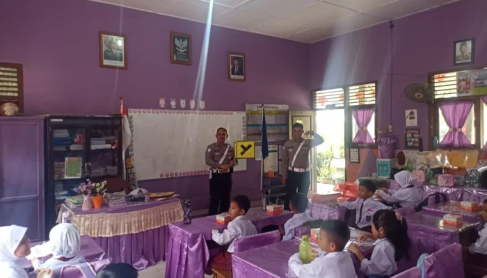 Satlantas Polres Bangka Sosialisasi Tertib Lalu Lintas dan Tolak Bullying di SDN 15 Sungailiat