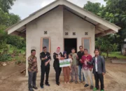 Wabup Debby Serahkan Kunci Rumah Layak Huni Baznas di Gadung dan Keposang