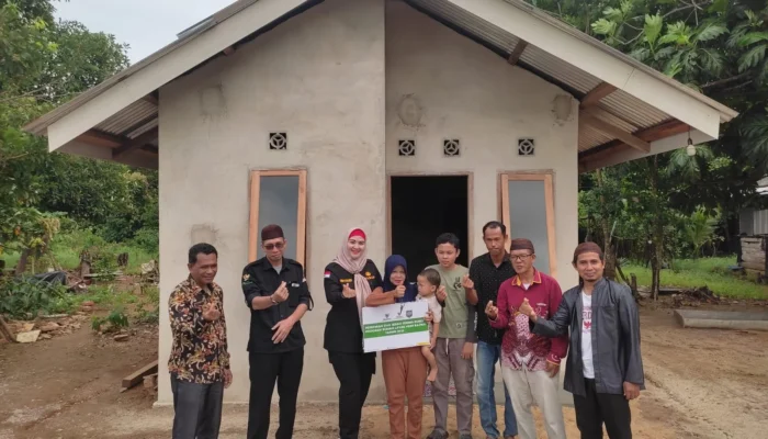 Wabup Debby Serahkan Kunci Rumah Layak Huni Baznas di Gadung dan Keposang