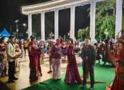 Ribuan Warga Padati Alun-Alun Simpang Lima Toboali Saksikan Fashion Show Wastra Nusantara