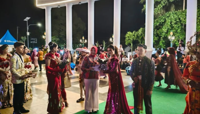Ribuan Warga Padati Alun-Alun Simpang Lima Toboali Saksikan Fashion Show Wastra Nusantara