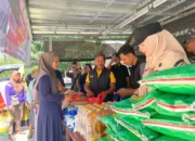 Wabup Debby Pantau Operasi Pasar Murah di Desa Penutuk