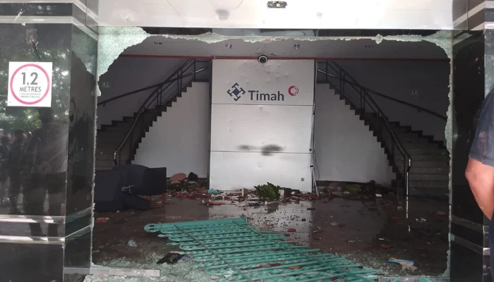 Oktober Kelabu: Kantor PT Timah Hancur, Suara Penambang Pecah Jadi Aksi Anarki