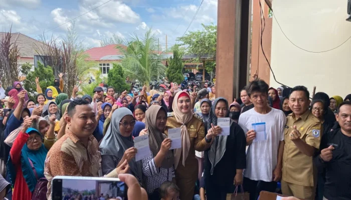 Wabup Debby Vita Dewi Serahkan Bantuan Tambahan Modal Usaha untuk 430 Pelaku UMKM di Bangka Selatan