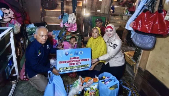 Wabup Debby Salurkan Bantuan ATENSI Kemensos untuk 50 Penyandang Disabilitas dan Lansia di Basel