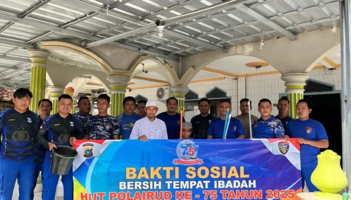 Sambut HUT ke-75: Sat Polairud Polres Basel Gelar Bakti Sosial Bersihkan Masjid Nurul Iman Desa Gadung