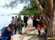 Polres Basel dan Kodim 0432 Gelar Karya Bakti Bersihkan Pantai Kelisut