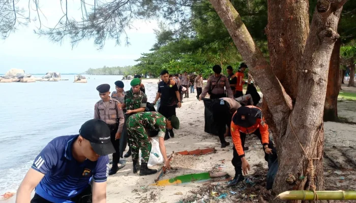 Polres Basel dan Kodim 0432 Gelar Karya Bakti Bersihkan Pantai Kelisut