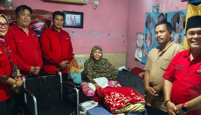 Aksi Peduli Sesama, PDIP Bangka Bantu Kursi Roda Warga Rambak
