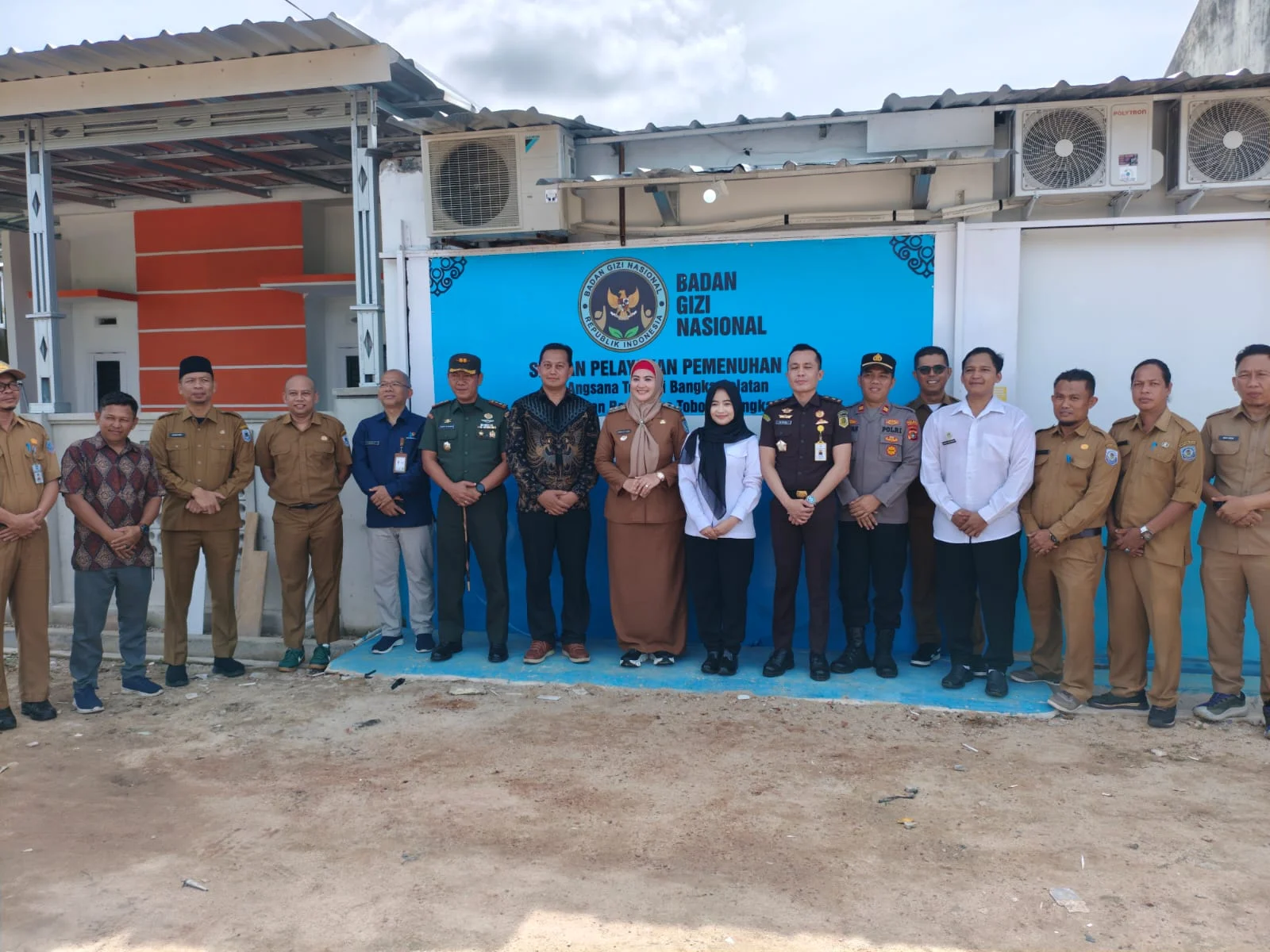 Wabup Bangka Selatan bersama Forkopimda, jajaran OPD, Anggota DPRD Ali Muzakir,meresmikan operasional perdana SPPG Angsana Toboali dalam pendistribusian awal Program Makan Bergizi Gratis, Senin (24/11/2025).