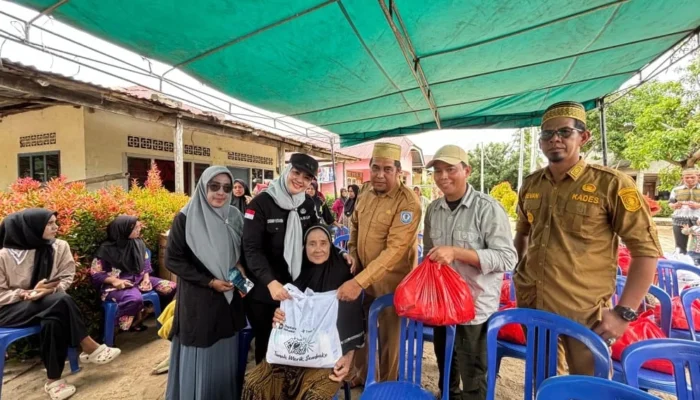 Wabup Debby Salurkan Bantuan ke Warga Pulau Kelapan