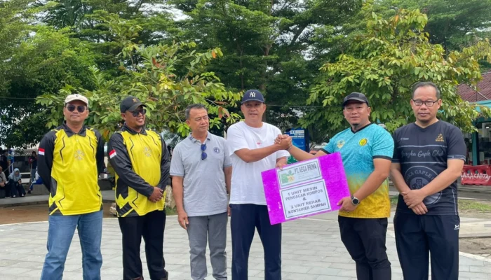 Bupati Feri Insani Ajak Warga Jaga Kebersihan Usai Terima Bantuan PT Aega Prima