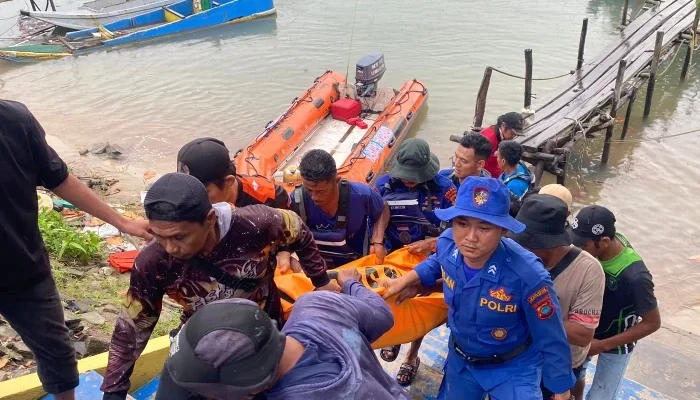 Petir Hantam KM Kirana, Nelayan Sungailiat Meninggal, Anak Selamat