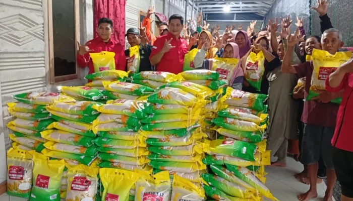 Rudy Center dan PDI Perjuangan Bangka Salurkan 1,2 Ton Beras untuk Warga Rambak