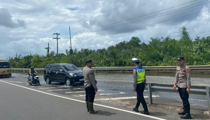 Polres Bangka dan Polsek Merawang Gerak Cepat Antisipasi Kecelakaan Akibat Genangan Air
