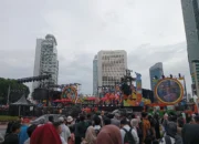 Sempat Diguyur Hujan, Antusias Warga Tak Surut di Bundaran HI Jelang 2026