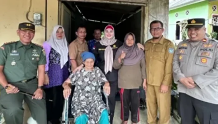 Wabup Salurkan Bantuan Alat Bantu Disabilitas di Desa Nadung