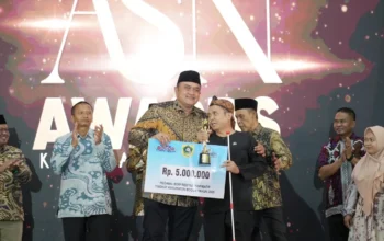 Bupati Bogor Rudy Susmanto menyerahkan penghargaan ASN Terinspiratif kepada M. Arif Budiman pada ajang ASN Award Kabupaten Bogor Tahun 2025 di Gedung Tegar Beriman, Cibinong, Selasa (16/12/2025). Foto: Sumber bogorkab.go.id