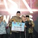 Bupati Bogor Rudy Susmanto menyerahkan penghargaan ASN Terinspiratif kepada M. Arif Budiman pada ajang ASN Award Kabupaten Bogor Tahun 2025 di Gedung Tegar Beriman, Cibinong, Selasa (16/12/2025). Foto: Sumber bogorkab.go.id