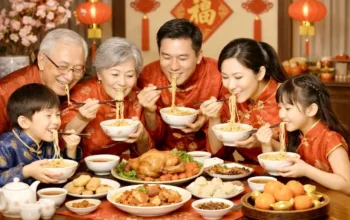 Menyantap mie panjang umur dalam jamuan Imlek, simbol doa akan kesehatan, keharmonisan, dan usia panjang yang mengalir lintas generasi Thionghoa. (Foto ilustrasi AI)