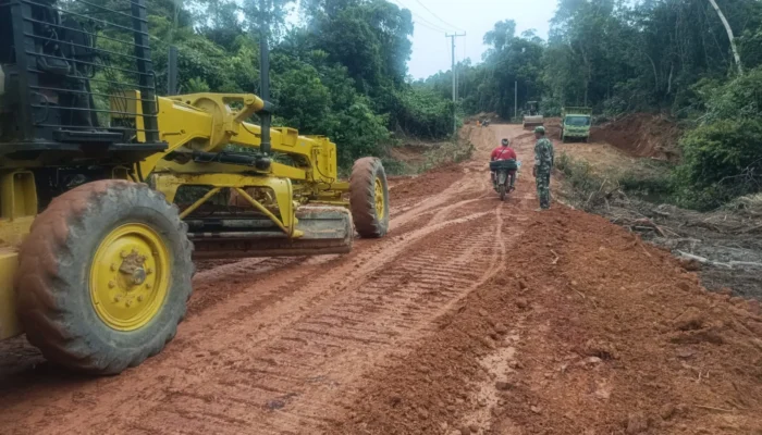 TMMD Ke-127 Kodim 0432/Bangka Selatan Kebut Jalan Akses Persawahan Desa Penutuk