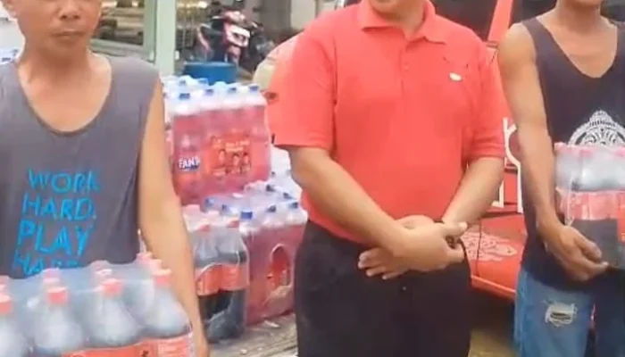 Sambut Imlek 2026, Rudi Center dan DPC PDIP Bangka Berbagi Minuman