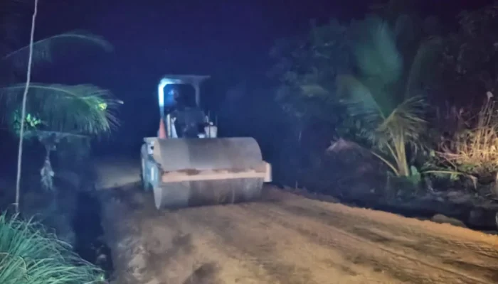 TMMD ke-127 Genjot Pembangunan Jalan Pulau Lepar, Satgas Kerja Hingga Malam