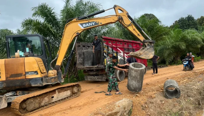 Akses Jalan ke Lahan Tani Desa Penutuk Diperbaiki, TMMD ke-127 Fokus Infrastruktur Drainase