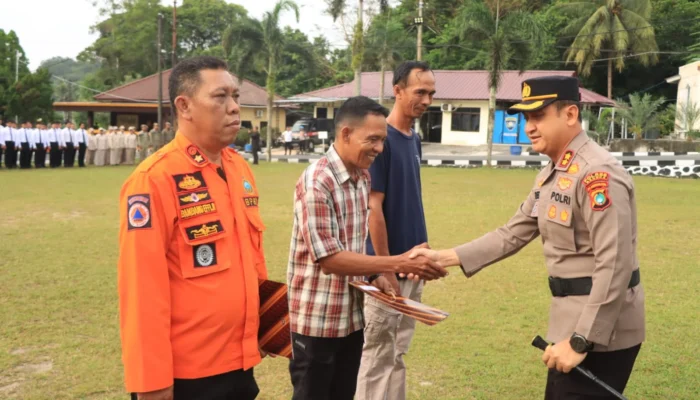 Gotong Royong Evakuasi Longsor Pemali, Kapolres Bangka Beri Penghargaan
