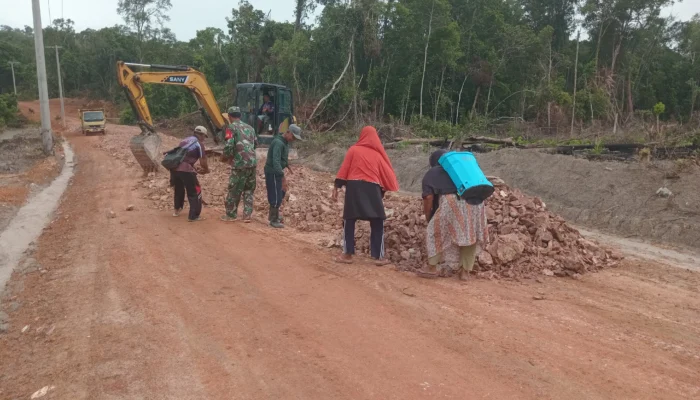 Satgas TMMD ke-127 Kodim 0432/Basel Percepat Pembangunan Jalan di Pulau Lepar