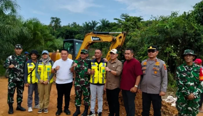 Sekda Basel Dampingi Tim Wasev TMMD ke-127 Tinjau Program di Desa Penutuk