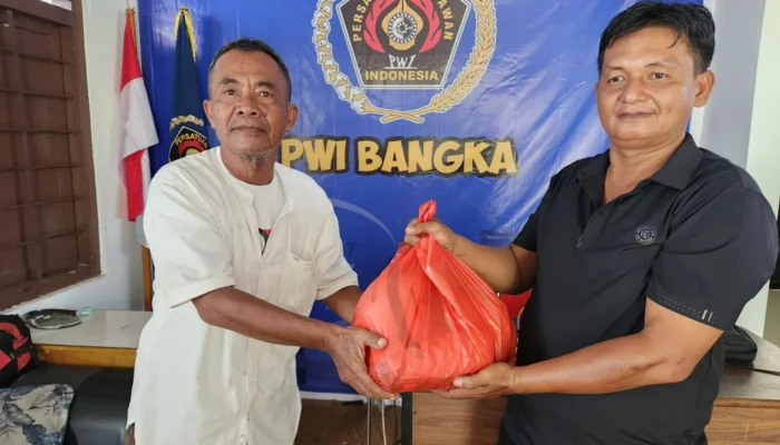 PWI Bangka Bagikan Puluhan Paket Sembako untuk Wartawan di Bulan Ramadan