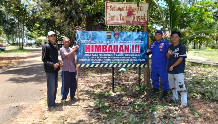 Satpolairud Polres Basel Pasang Spanduk Imbauan di Pantai Tanjung Kerasak Jelang Libur Lebaran