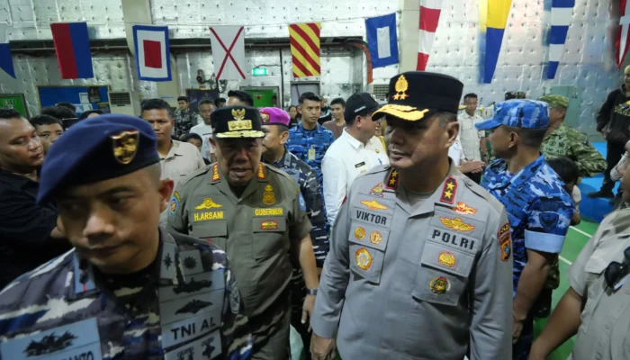 1.200 Pemudik Diberangkatkan, Kapolda Babel Lepas Pulang Mudik Gratis via KRI Semarang