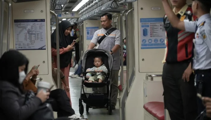 Cuma Rp5.000, Warga Bisa Jelajah Jabodetabek Naik LRT
