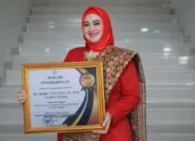Kinerja Moncer, Wakil Bupati Basel Debby Vita Dewi Bawa Pulang Penghargaan GENTING Award