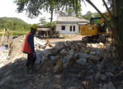 Proyek Rehabilitasi Embung Air Baku Kolong Beguruh Rp7,92 Miliar Bersumber APBN Disorot, APD Pekerja hingga Asal Material Dipertanyakan?