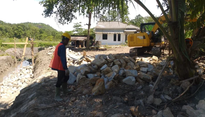 Proyek Rehabilitasi Embung Air Baku Kolong Beguruh Rp7,92 Miliar Bersumber APBN Disorot, APD Pekerja hingga Asal Material Dipertanyakan?
