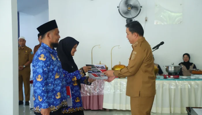 SK Diserahkan, Bupati Bangka Ingatkan Kepala Sekolah Soal Amanah dan Akuntabilitas