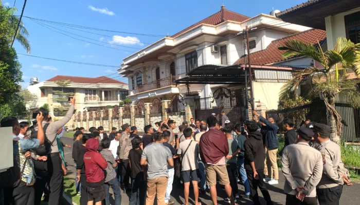 Kantor Tim Hotman Paris 911 NTB Diserbu Massa, Didesak Angkat Kaki dari Mataram