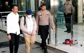 Bupati Lombok Barat Tiba di Gedung KPK, Tertunduk Lesu dan Irit Bicara Jalani Pemeriksaan Pasca-OTT