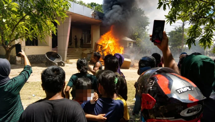 Jumat Membara di Gantung, Aksi Massa Penambang Berujung Kobaran Api di Kantor PT Timah