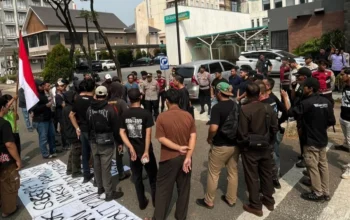 Ratusan Warga Geruduk Restoran Naked Papa, Tuntut Transparansi hingga Penertiban Bahu Jalan