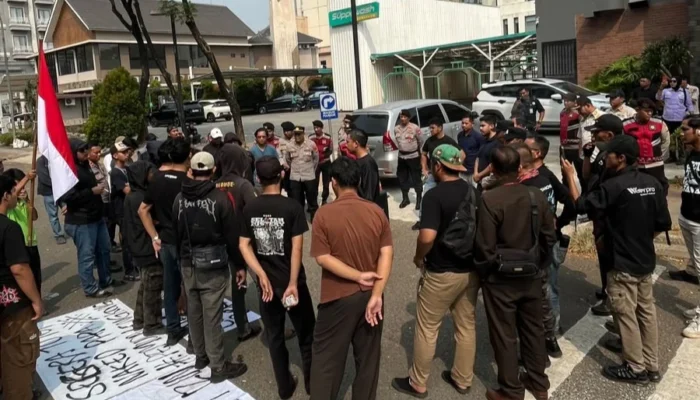 Ratusan Warga Geruduk Restoran Naked Papa, Tuntut Transparansi hingga Penertiban Bahu Jalan