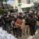 Ratusan Warga Geruduk Restoran Naked Papa, Tuntut Transparansi hingga Penertiban Bahu Jalan