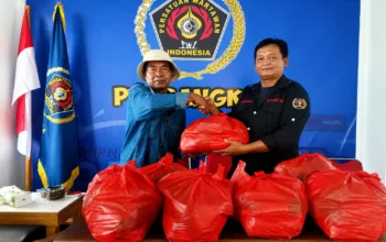 HUT RI ke-81, PWI Bangka Berbagi Sembako, Ardam: Pers Tetap Pilar Demokrasi