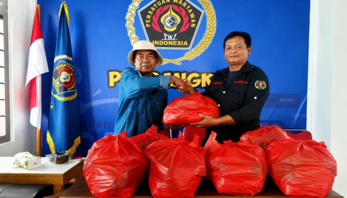 HUT RI ke-81, PWI Bangka Berbagi Sembako, Ardam: Pers Tetap Pilar Demokrasi